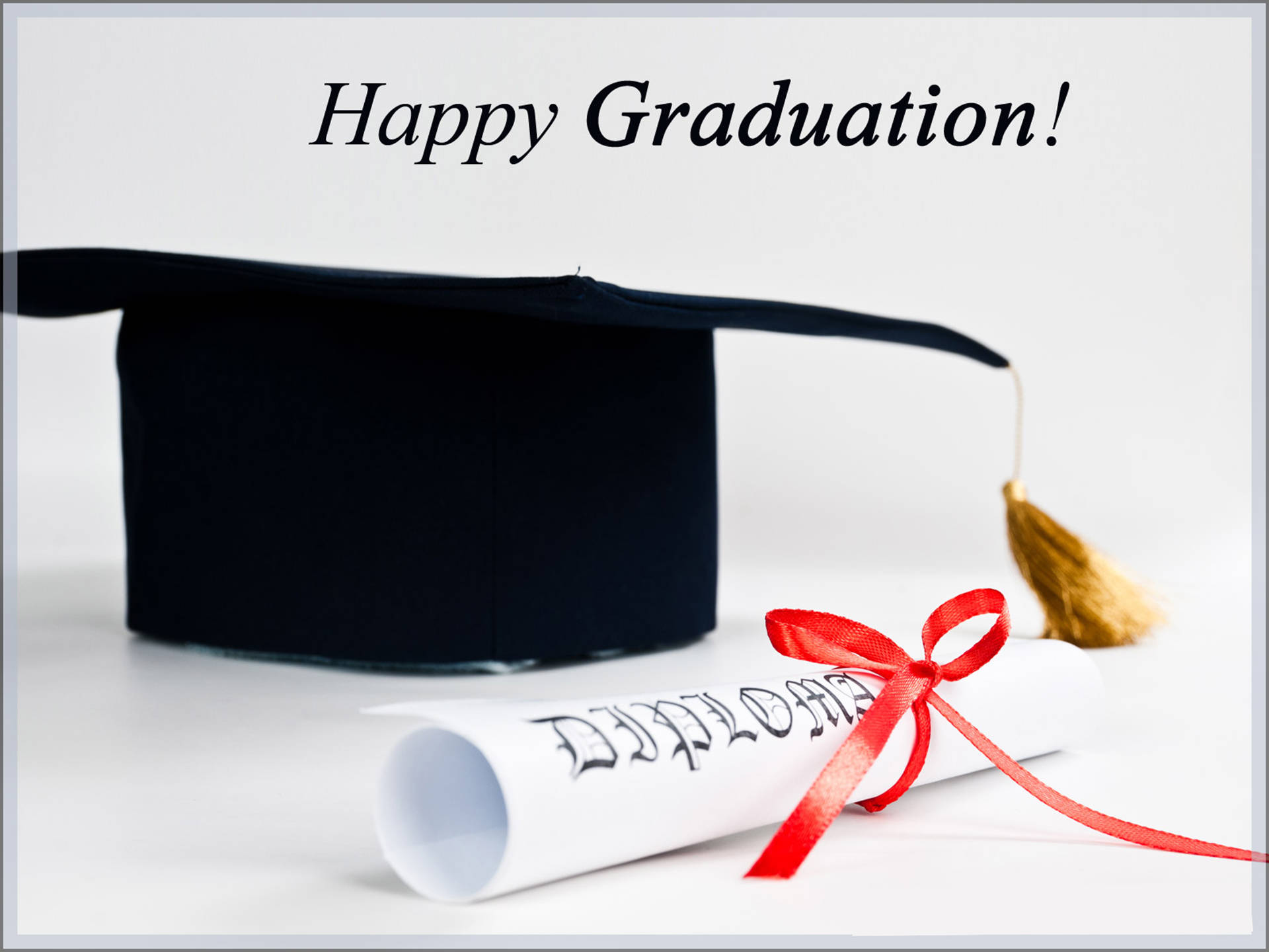 Graduation 桌布 壁紙 — 黑色畢業帽和帶有紅色絲帶的畢業證書卷軸，在明亮的攝影棚燈光下放置在白色表面上。