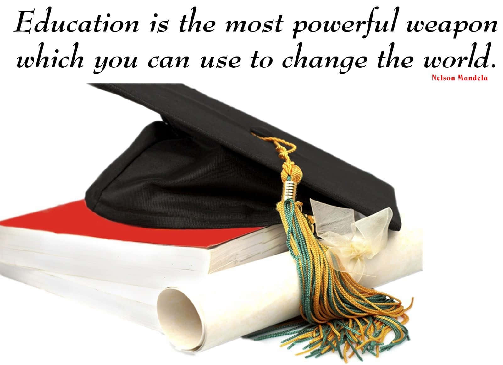 Educated 桌布 壁紙 — 黑色畢業帽搭配金色和綠色流蘇，放置在紅色書本和捲起的文憑上，背景為白色。