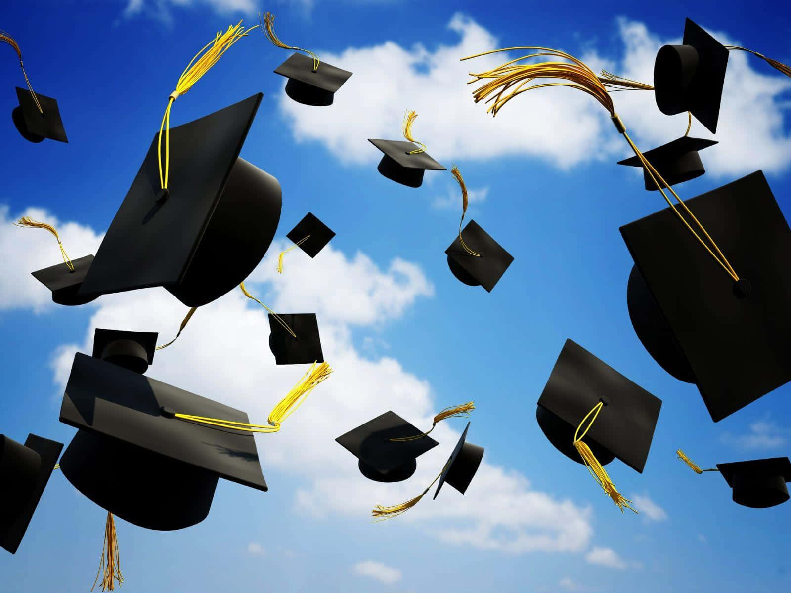 Graduation 桌布 壁紙 — 黑色畢業帽配金色流蘇在點綴著蓬鬆白雲的明亮藍天中翱翔。