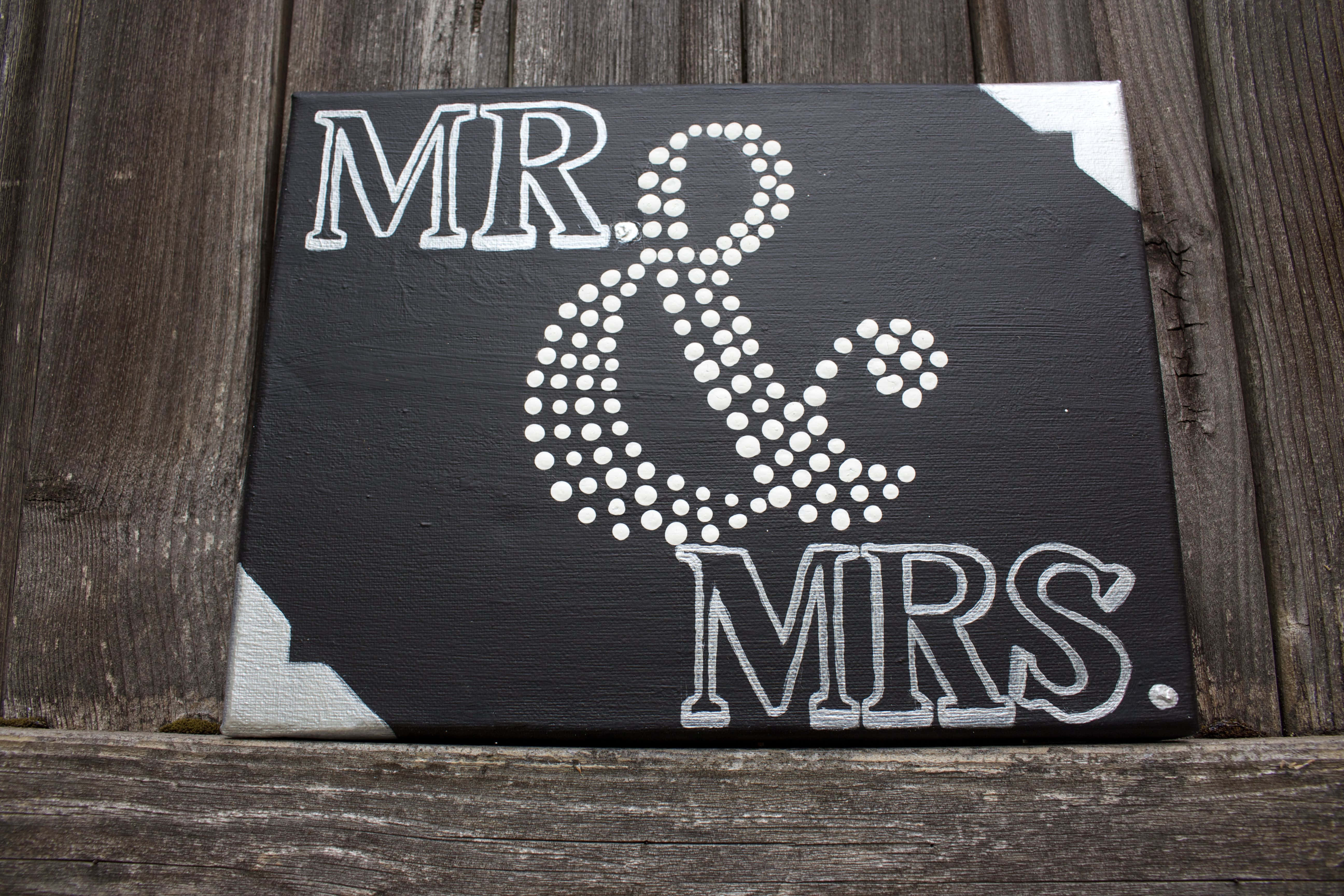 Wife 桌布 壁紙 — 黑色畫布上印有白色模板字體 'MR & MRS' 及圓點圖案的&符號，放置在風化的木板上。
