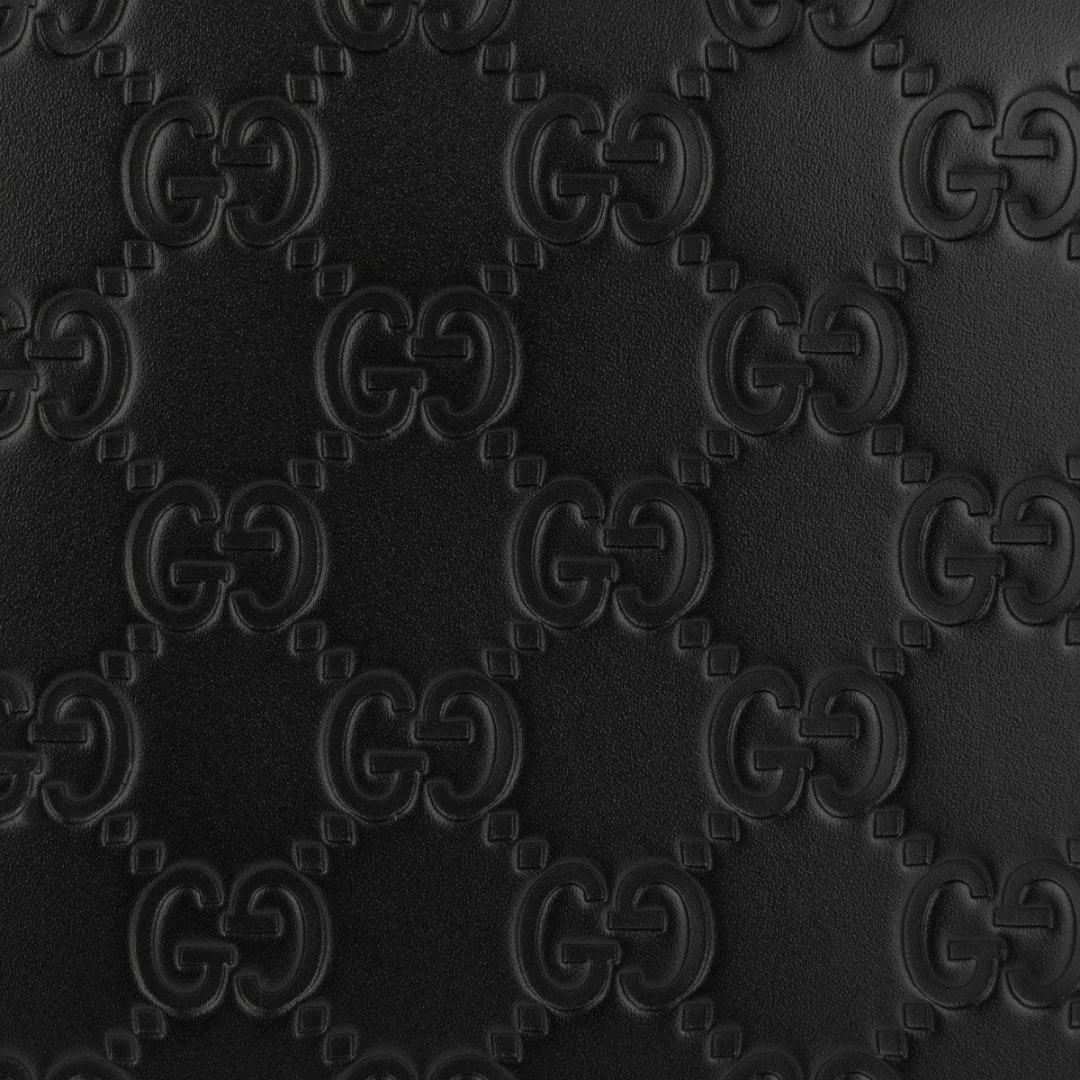 Gucci Pattern 桌布 壁紙 — 黑色皮革壁紙，帶有重複壓印的Gucci GG字母組合圖案，呈現細微浮雕效果。