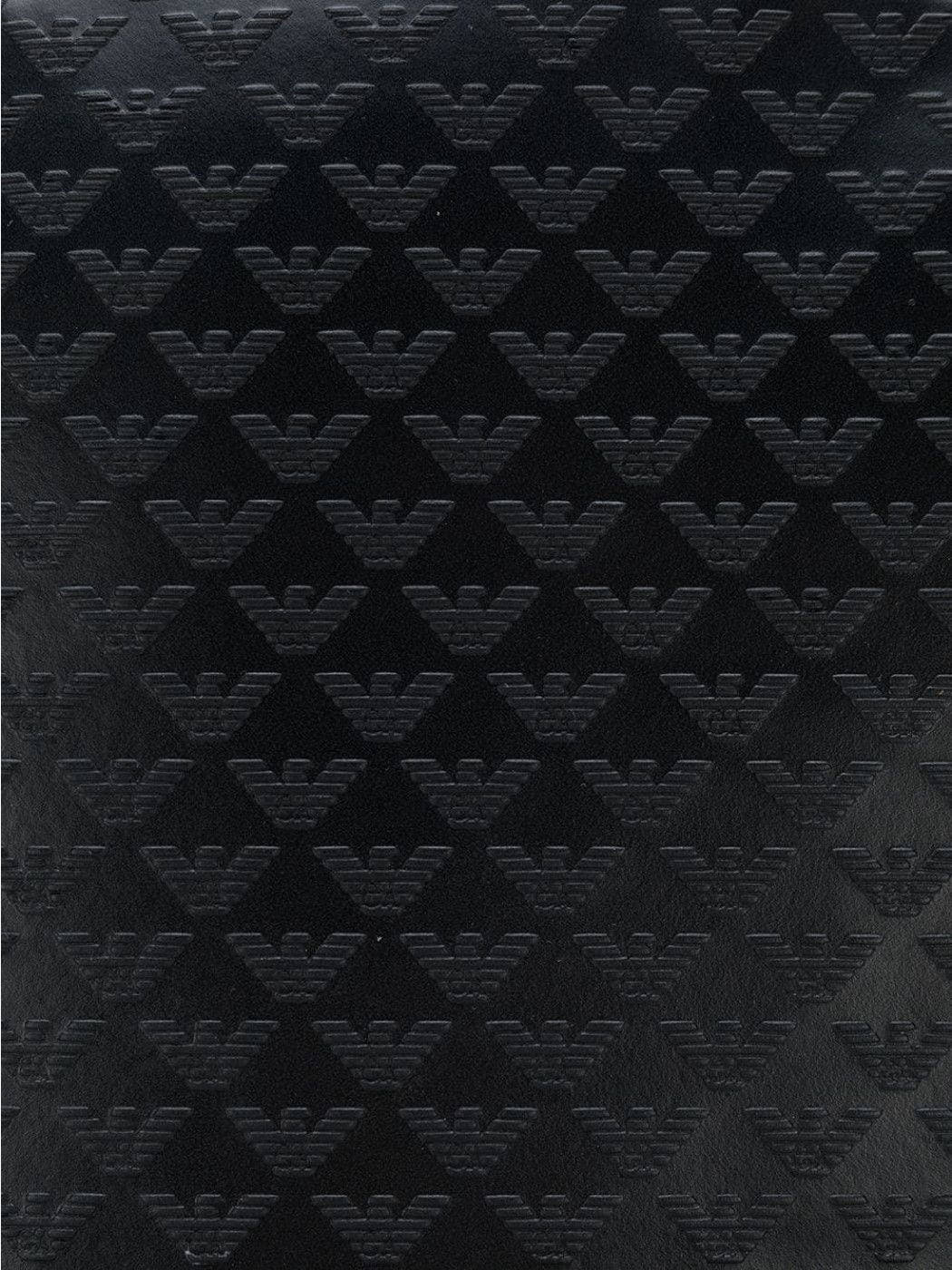 Giorgio Armani 桌布 壁紙 — 黑色皮革特寫，帶有重複的壓印鷹標誌圖案，呈對角線排列。