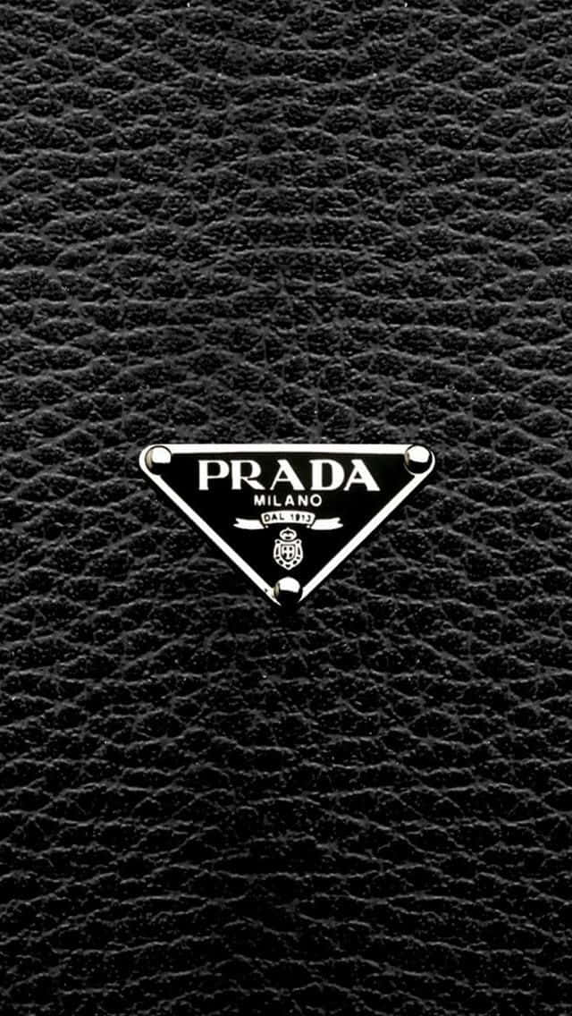 黑色皮革背景上的Prada標誌 壁紙