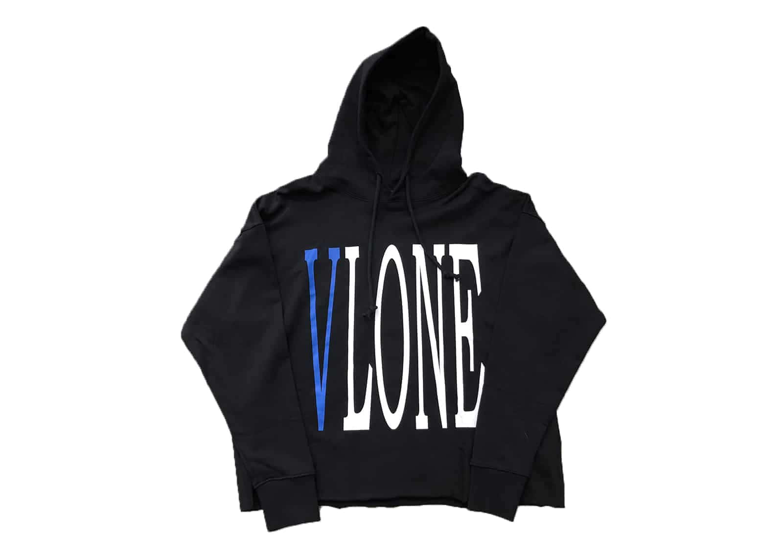 Vlone 桌布 壁紙 — 黑色短版連帽上衣，在純白背景上展示大膽的白色和藍色「VLANE」標誌。