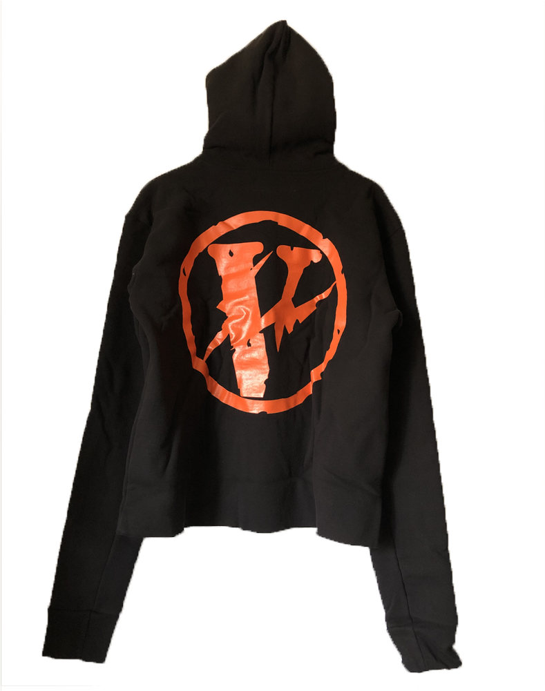 Vlone 桌布 壁紙 — 黑色短版連帽上衣，背面有醒目的橙色圓形圖案，純黑色背景。