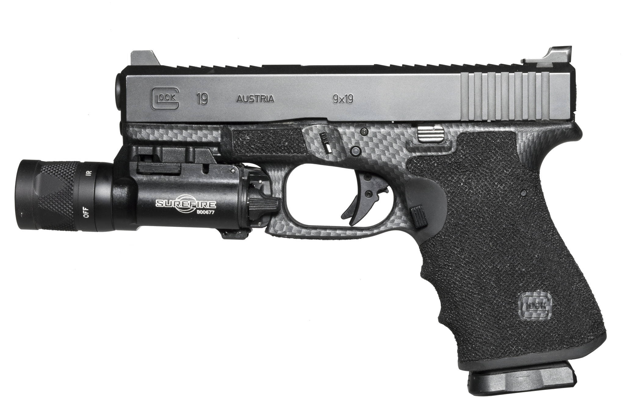 克拉克 桌布 壁紙 — 黑色碳纖維握把Glock 19手槍，配有SureFire戰術燈，安裝在白色背景上。