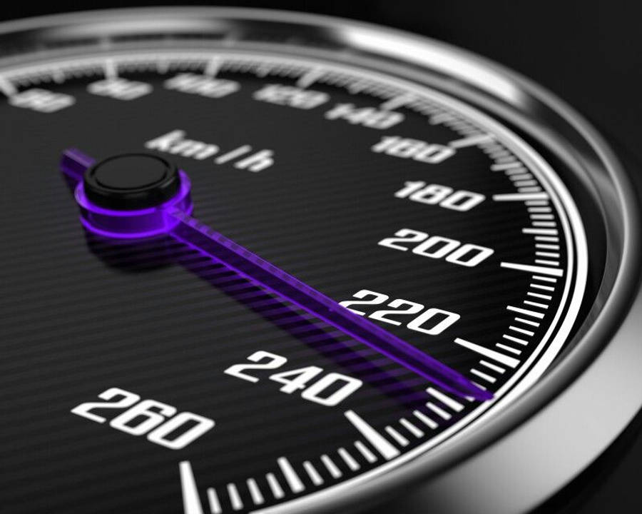 Speed 桌布 壁紙 — 黑色碳纖維背景上，一個時尚的車速錶特寫，帶有發光的紫色指針指向接近 260 公里/小時。