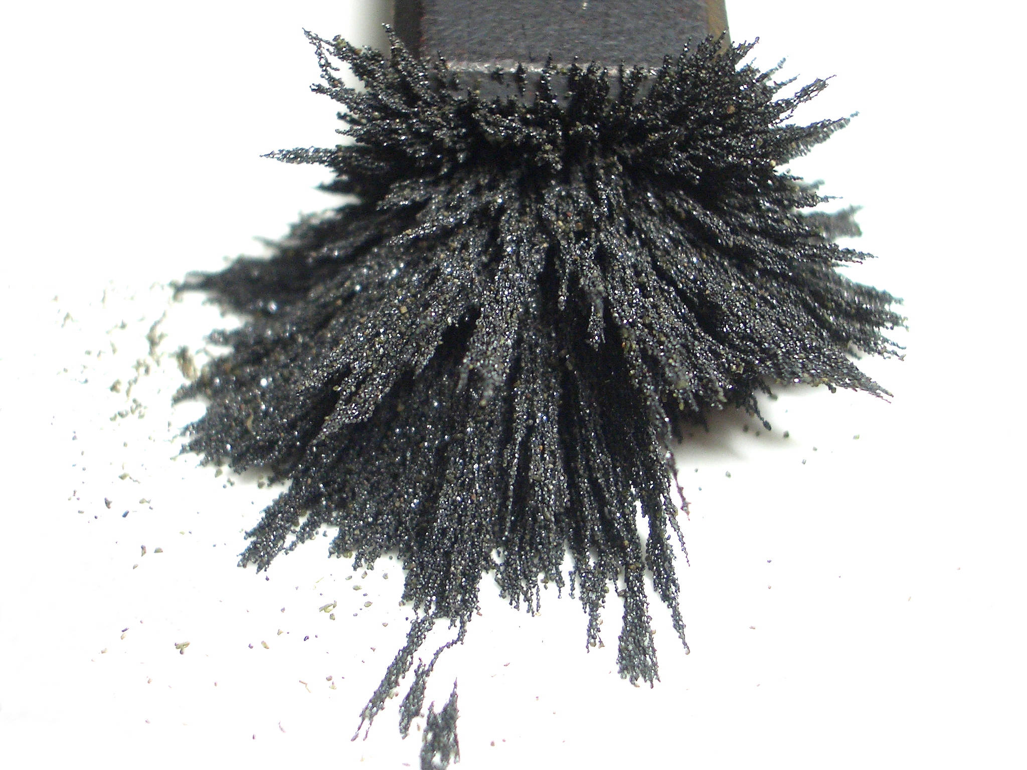 Material 桌布 壁紙 — 黑色磁場可視化的特寫，尖銳的金屬絲從深色條狀物向純白背景輻射。