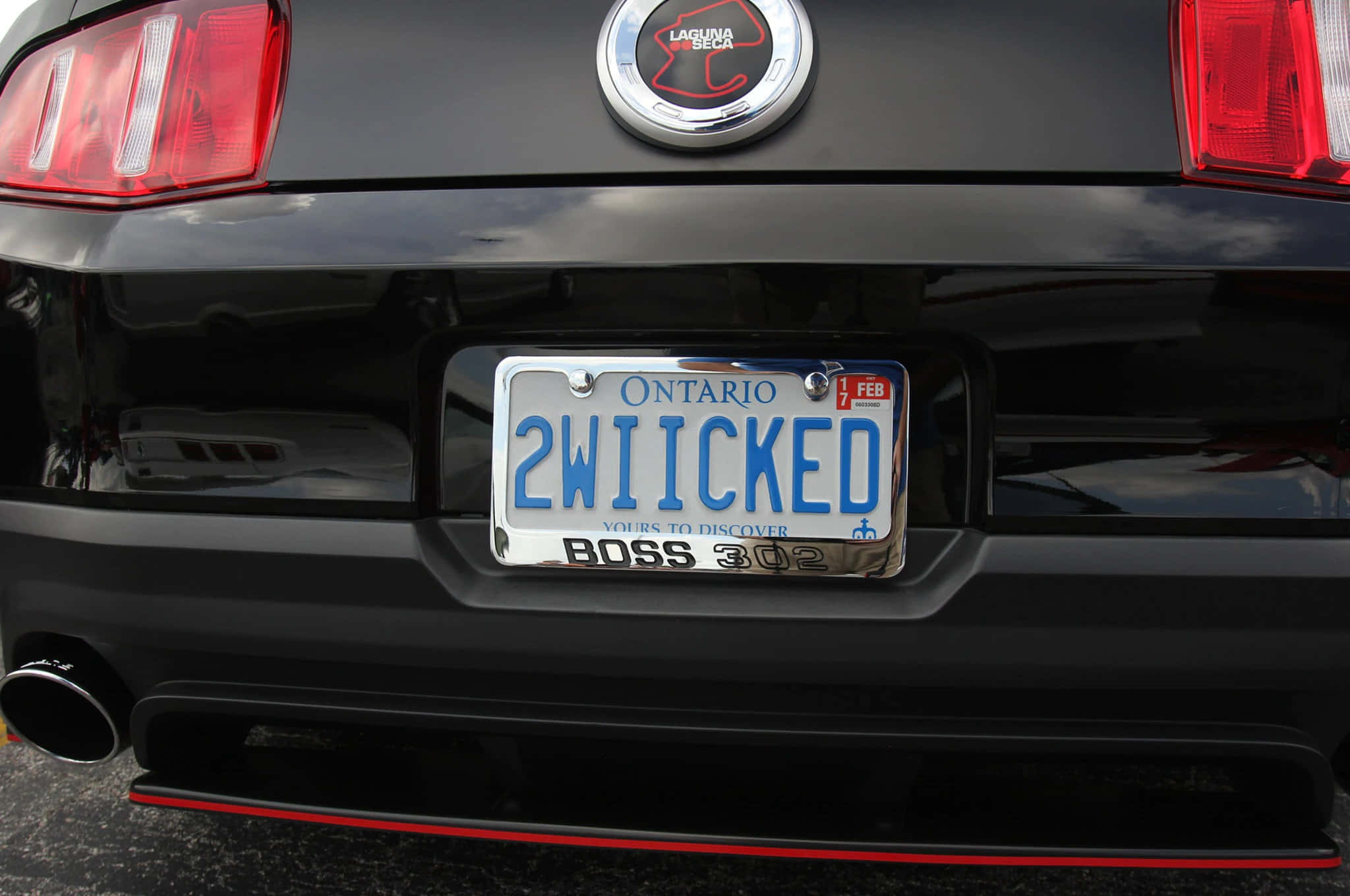 Car License Plate 桌布 壁紙 — 黑色福特Mustang Boss 302車尾特寫，帶有自訂安大略省車牌，上面寫著2WICKED。