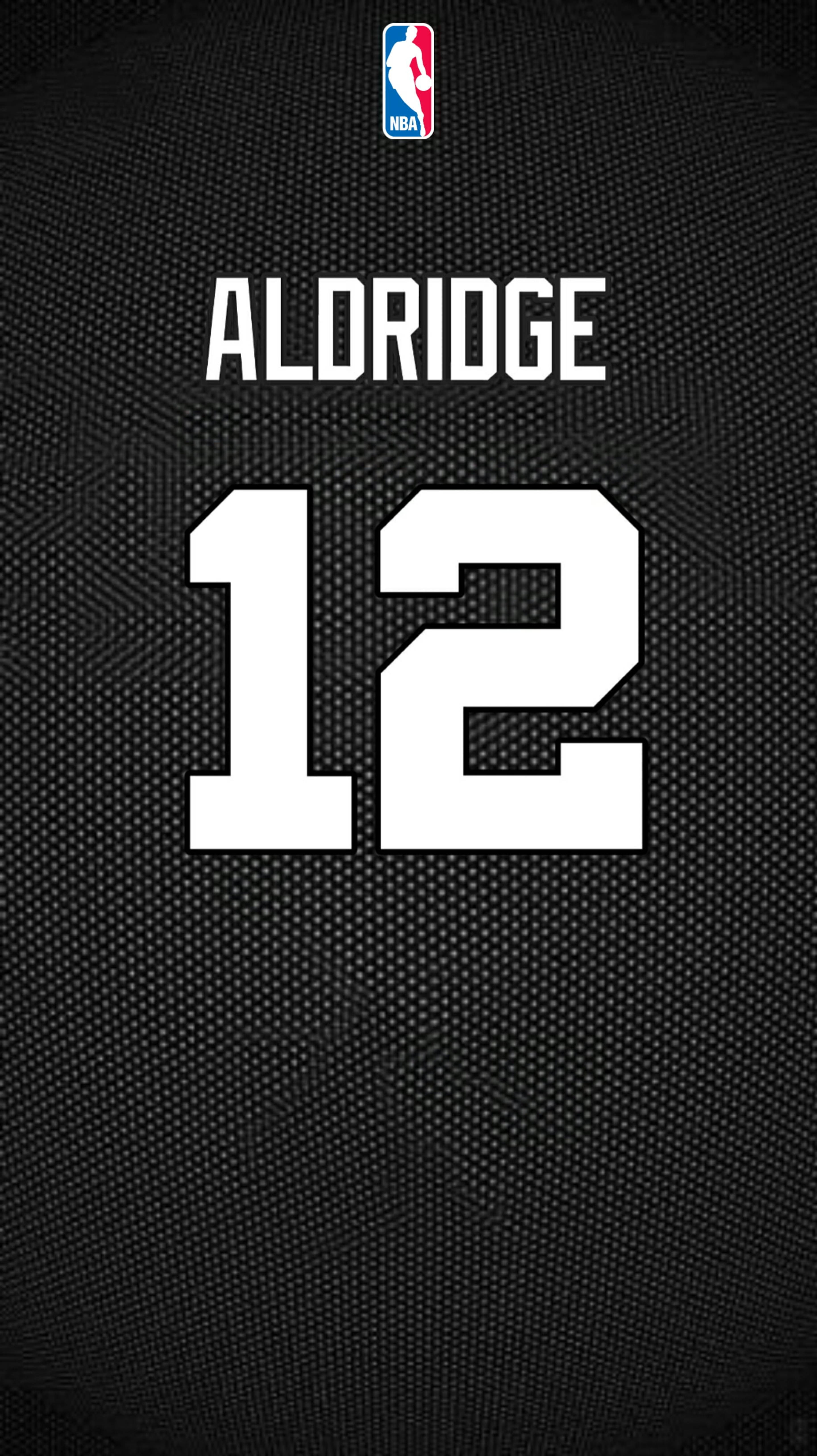 Lamarcus Aldridge 桌布 壁紙 — 黑色籃球球衣特寫，上面有白色 'ALDRIDGE' 和號碼 '12'，背景為有紋理的布料。