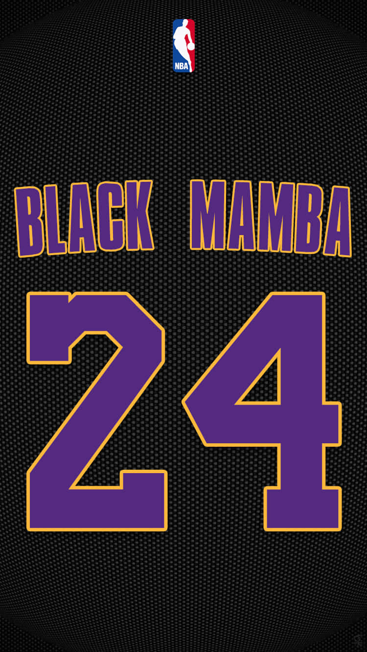 桌布 壁紙 — 黑色籃球球衣特寫，帶有粗體紫色和金色的 'BLACK MAMBA 24' 字樣及 NBA 標誌。