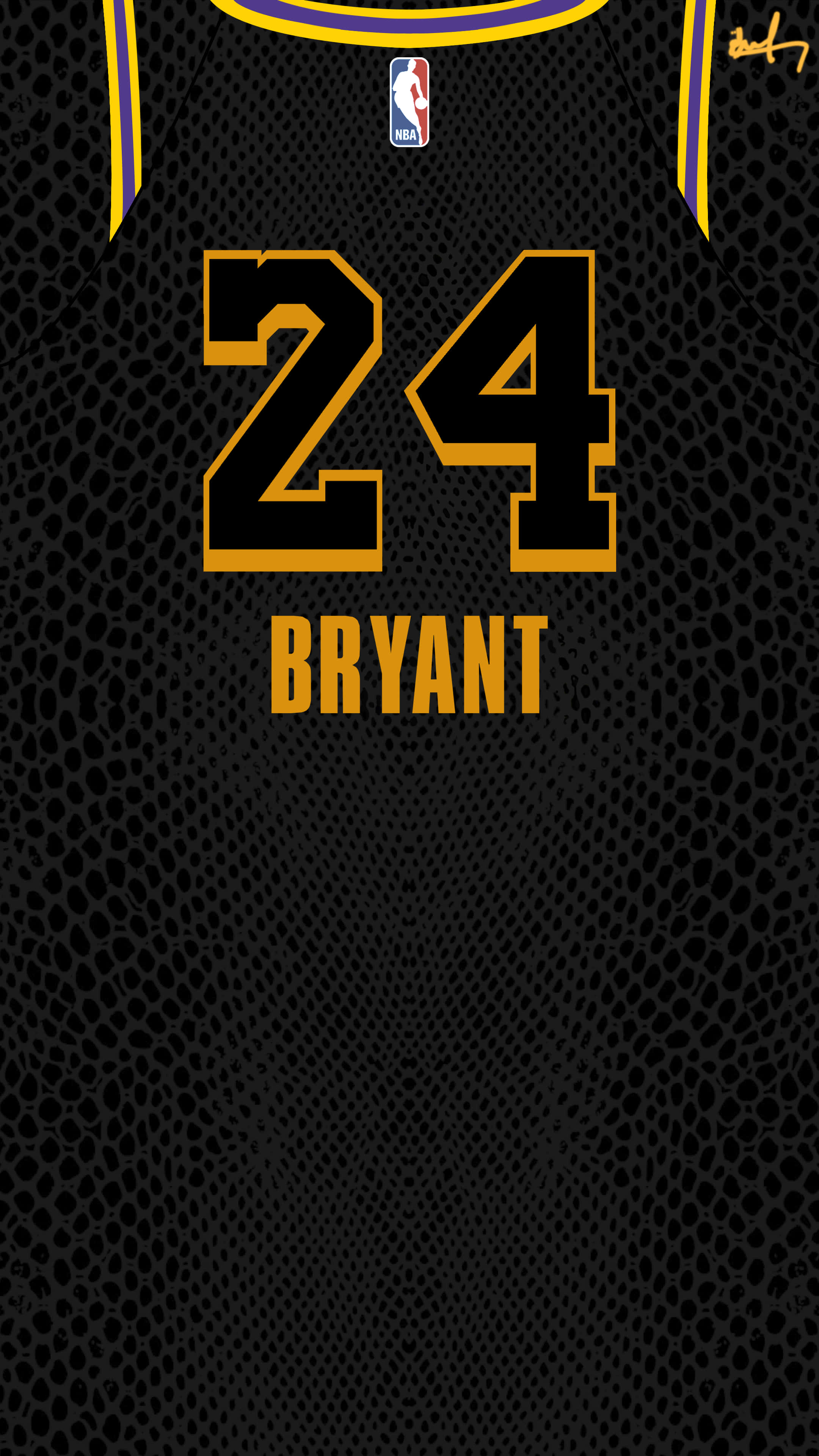 Kobe Basketball 桌布 壁紙 — 黑色籃球球衣近距離特寫，帶有粗體金色24號碼和名字Bryant，背景為紋理網格。