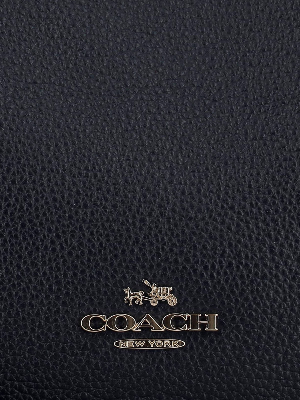 Coach 桌布 壁紙 — 黑色紋理皮革Coach手袋的特寫，帶有金色標誌和馬車徽章。