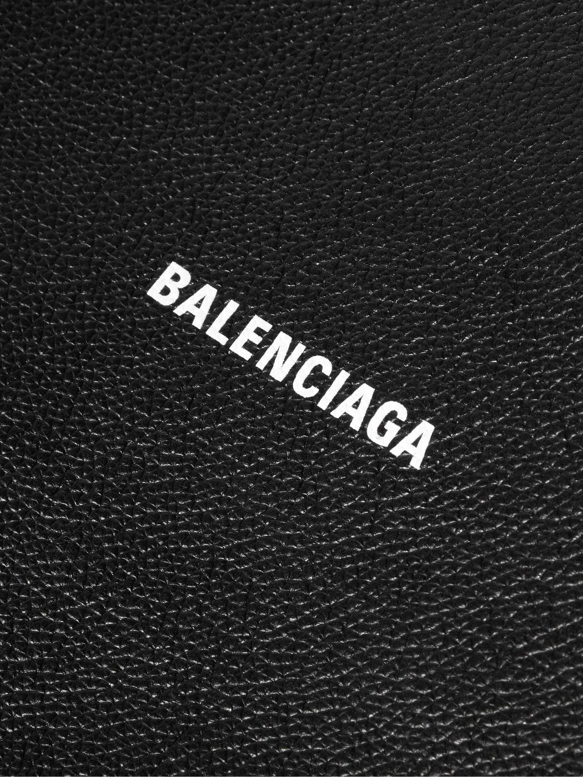 Balenciaga 桌布 壁紙 — 黑色紋理皮革表面的特寫，上面有粗體白色字母 'BALENCIAGA'。