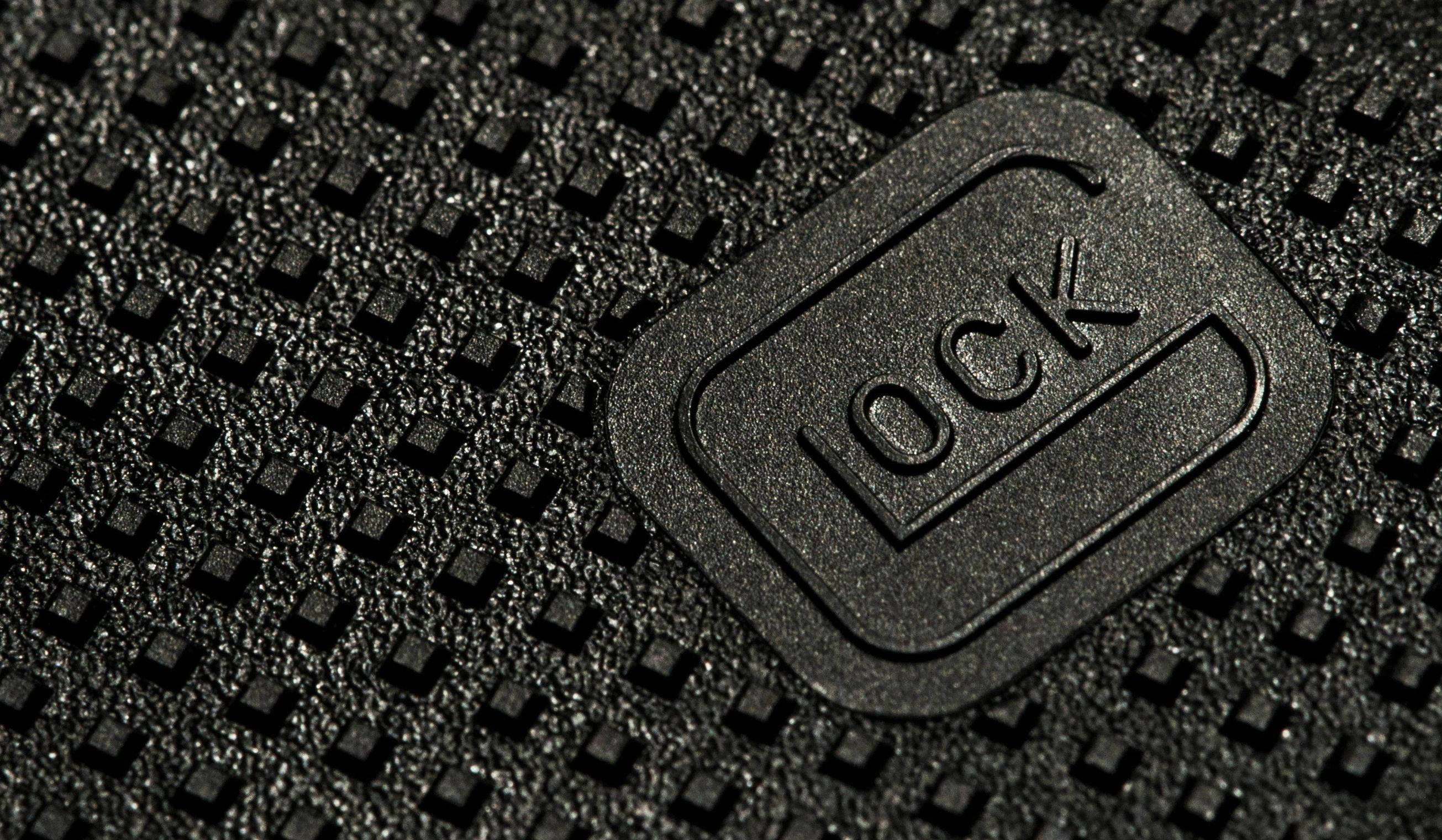 克拉克 桌布 壁紙 — 黑色紋理表面的特寫，帶有網格圖案中凸起的「LOCK」標誌。