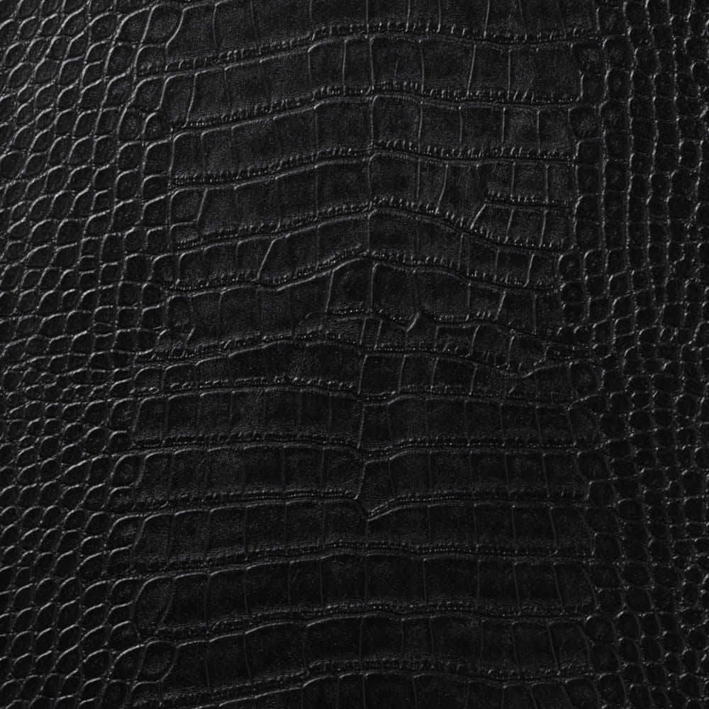 Leather 桌布 壁紙 — 黑色紋理鱷魚皮的特寫，帶有細緻鱗片和柔和光線下的微妙光澤。