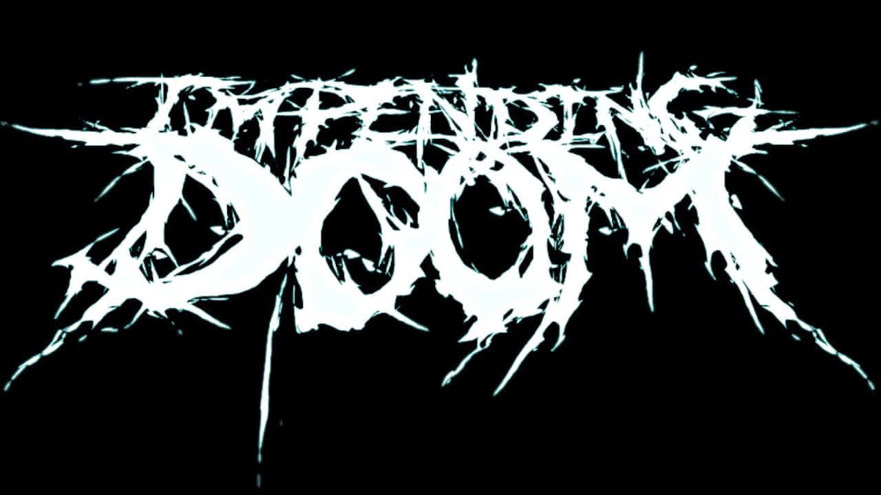 emo 桌布 壁紙 — 黑色純色背景上，帶有尖銳刺狀的鋸齒白色字母拼出「DOOM」一詞。