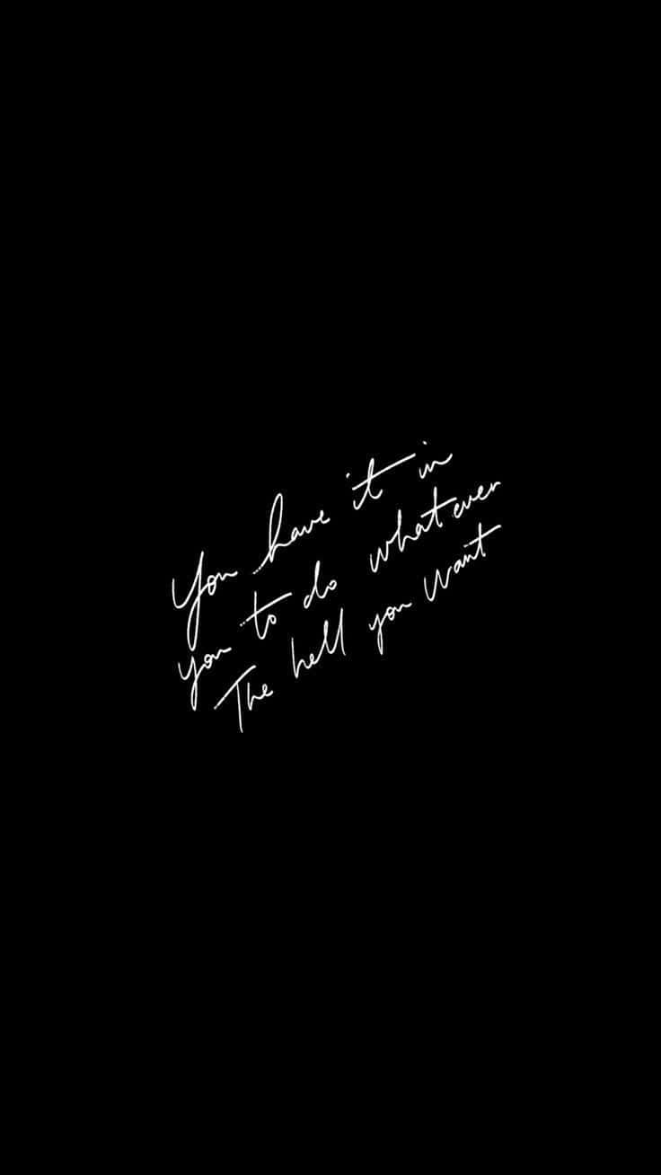 Motivational Quotes Black 桌布 壁紙 — 黑色純色背景上的白色草書手寫文字寫著「你內心有能力做任何你想做的事」。