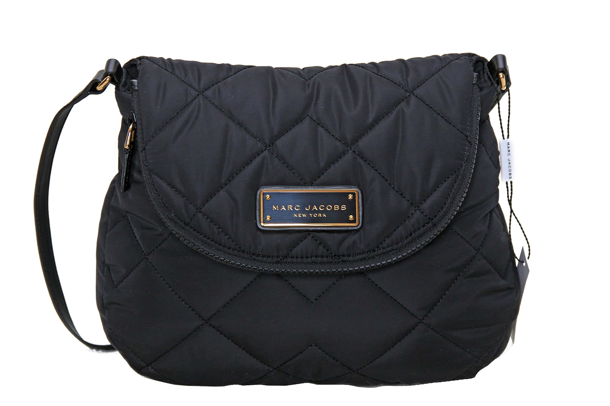 馬克·雅可布 桌布 壁紙 — 黑色絎縫 Marc Jacobs 斜背包，搭配金色金屬配件和品牌標誌牌，白色背景。