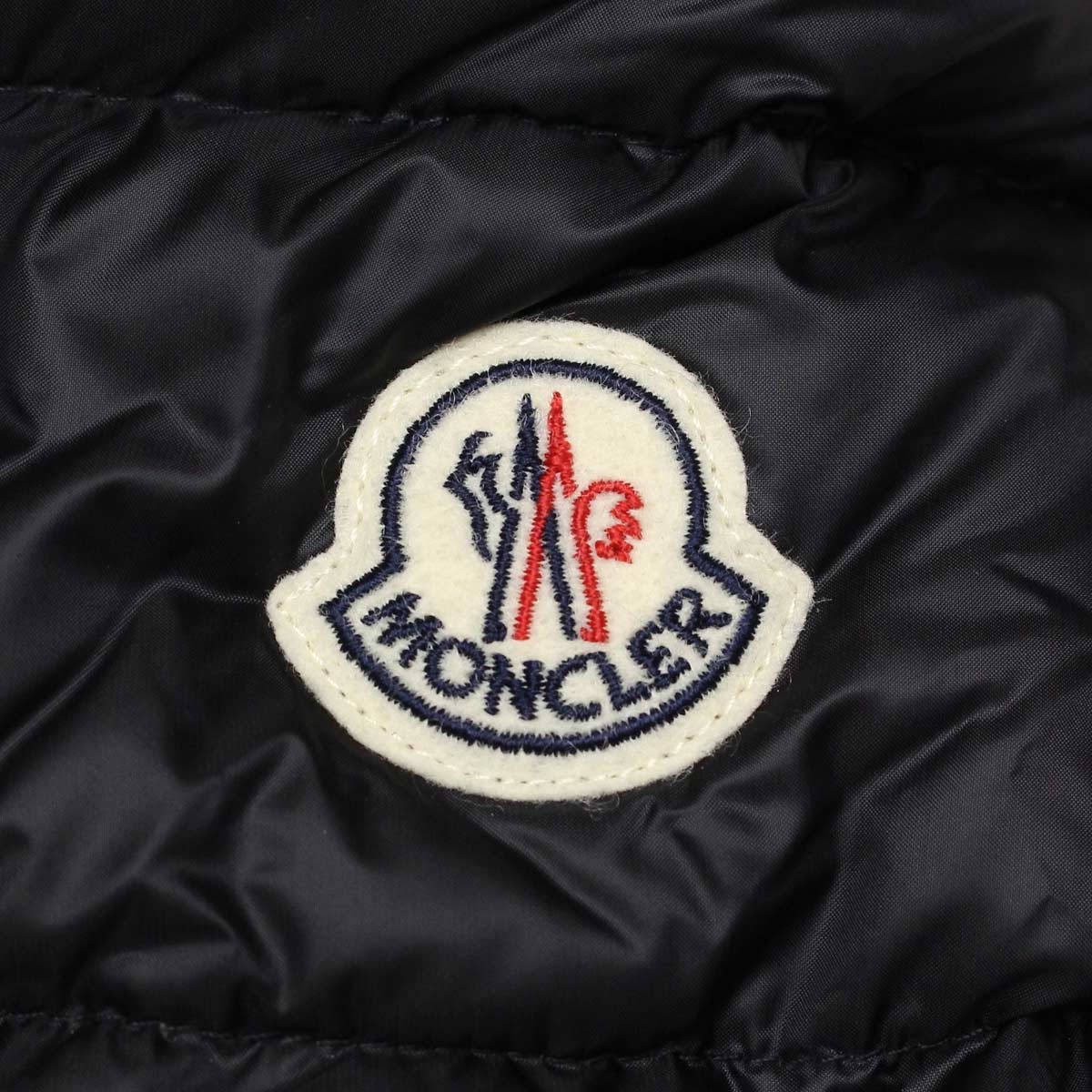 Moncler 桌布 壁紙 — 黑色絎縫尼龍外套上白色刺繡 Moncler 標誌布章的近距離特寫。