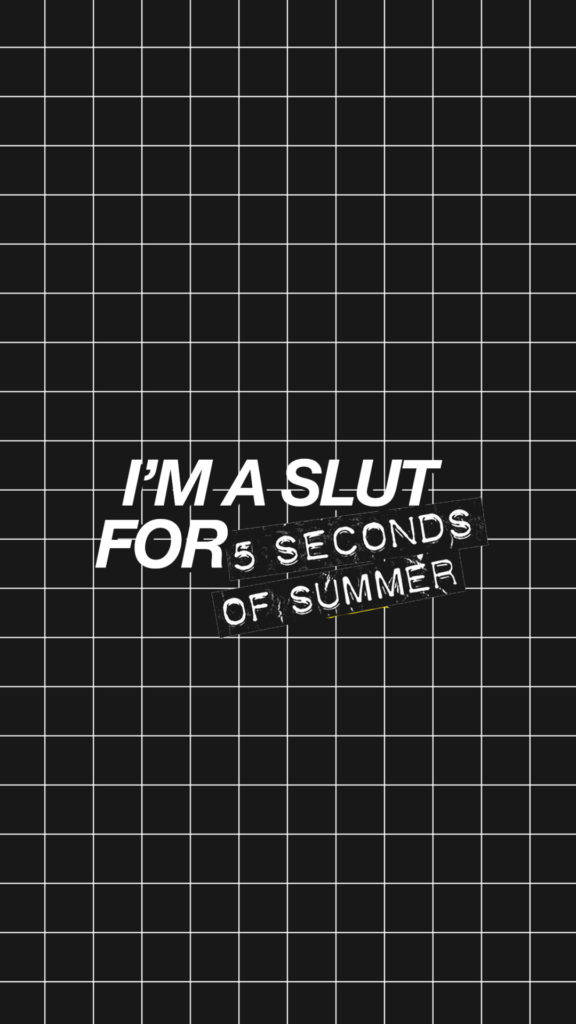 Tumblr iPhone 桌布 壁紙 — 黑色網格背景上，粗體白色文字以磨損字體寫著「I'M A SLUT FOR 5 SECONDS OF SUMMER」。