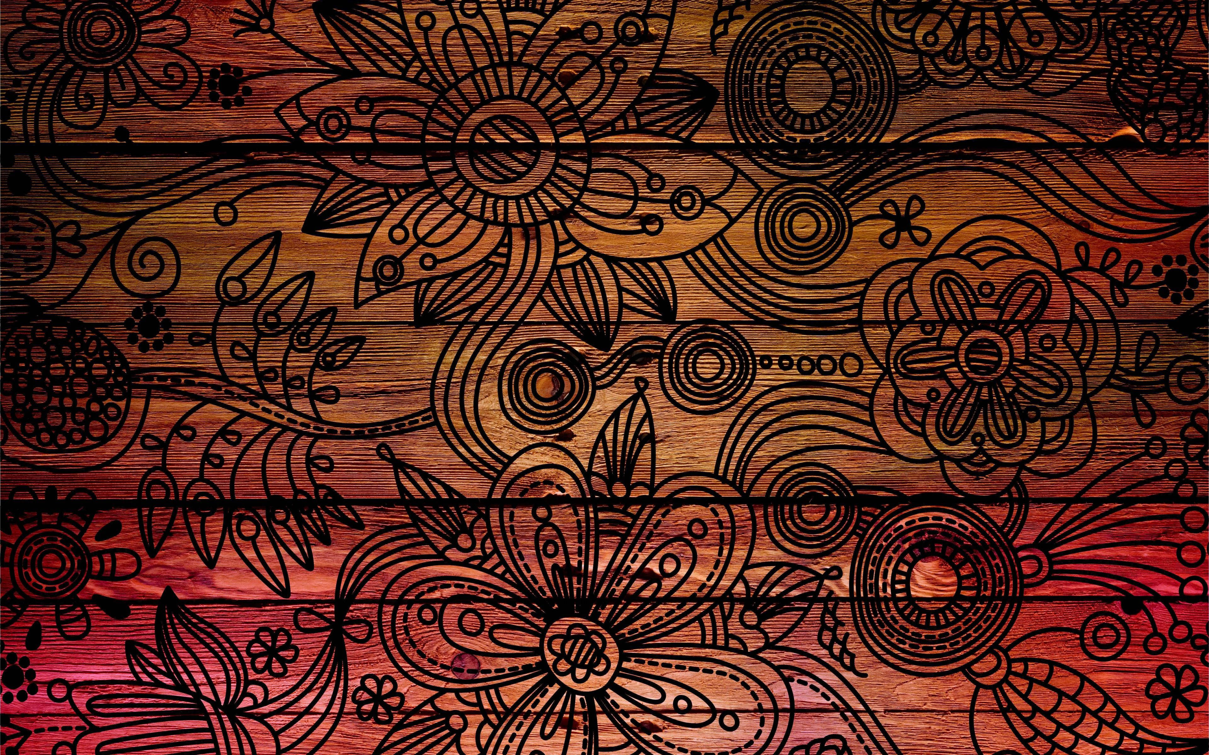 Wood Texture 桌布 壁紙 — 黑色線條花卉圖案點綴在從橙色到深紅色的溫暖漸變木紋背景上。