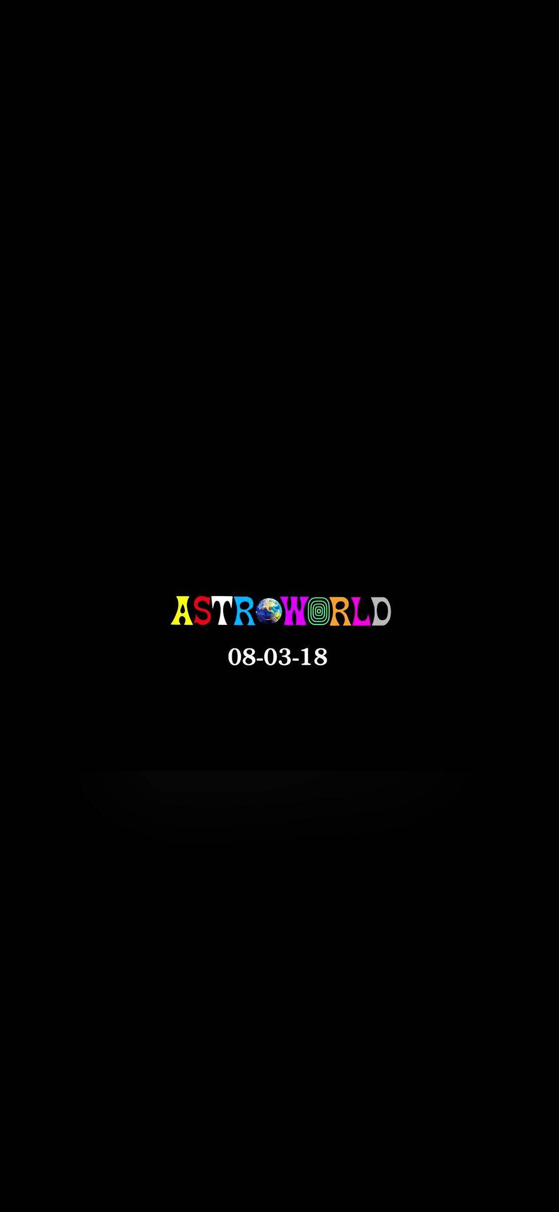 Travis Scott Astroworld 桌布 壁紙 — 黑色背景，中央有色彩繽紛的「ASTROWORLD」文字及下方日期，採用極簡數位藝術風格。