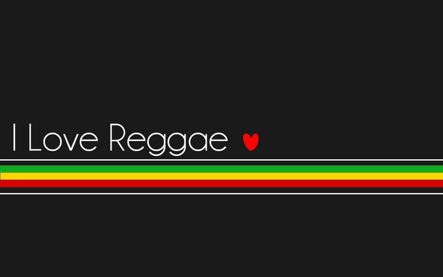 Reggae 桌布 壁紙 — 黑色背景，白色文字寫著 I Love Reggae，旁邊有一個紅色愛心，上方有色彩繽紛的雷鬼條紋。