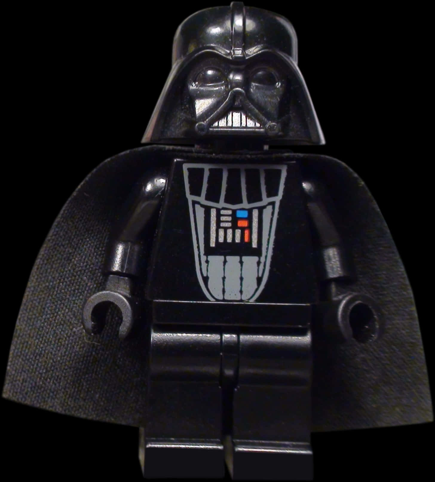 Star Wars Characters 桌布 壁紙 — 黑色背景上，LEGO Darth Vader 人偶的近距離特寫，帶有發光的紅色和藍色胸部面板燈。