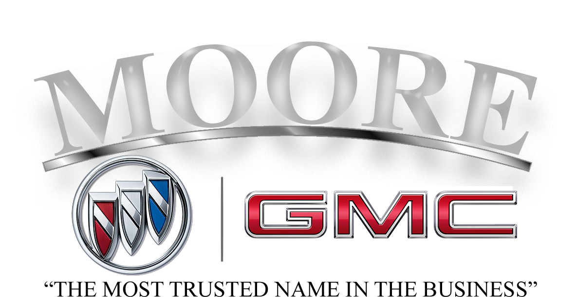 GMC 桌布 壁紙 — 黑色背景上「MOORE」文字下方閃亮鍍鉻和紅色 GMC 標誌，帶有 Buick 徽章。