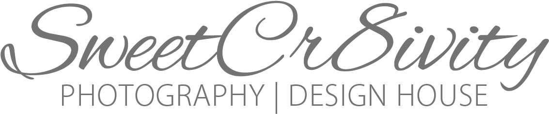 Photography Logo 桌布 壁紙 — 黑色背景上 SweetCr8ivity Photography Design House 的優雅灰色草書標誌。