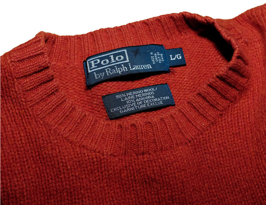 ralph lauren 桌布 壁紙 — 黑色背景上，一件濃郁紅色針織毛衣的領口特寫，顯示藍色Polo by Ralph Lauren標籤。