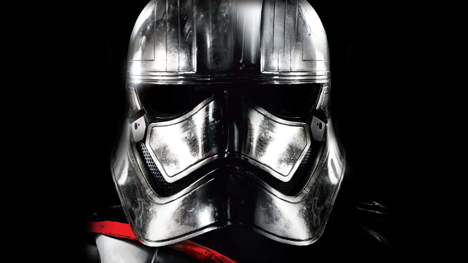 Captain Phasma 桌布 壁紙 — 黑色背景上，一個帶有紅色肩帶的鉻色風暴兵頭盔特寫。