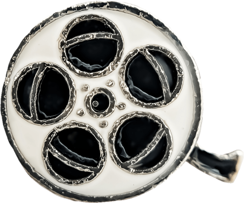 Film Reel 桌布 壁紙 — 黑色背景上，一個銀色膠片捲軸吊墜的特寫，帶有黑色琺瑯圓圈和紋理邊緣。