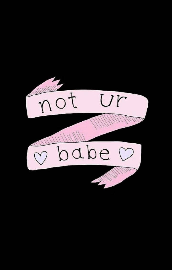 savage 桌布 壁紙 — 黑色背景上，一條粉紅色絲帶帶有手寫文字「not ur babe」，兩側有心形圖案。