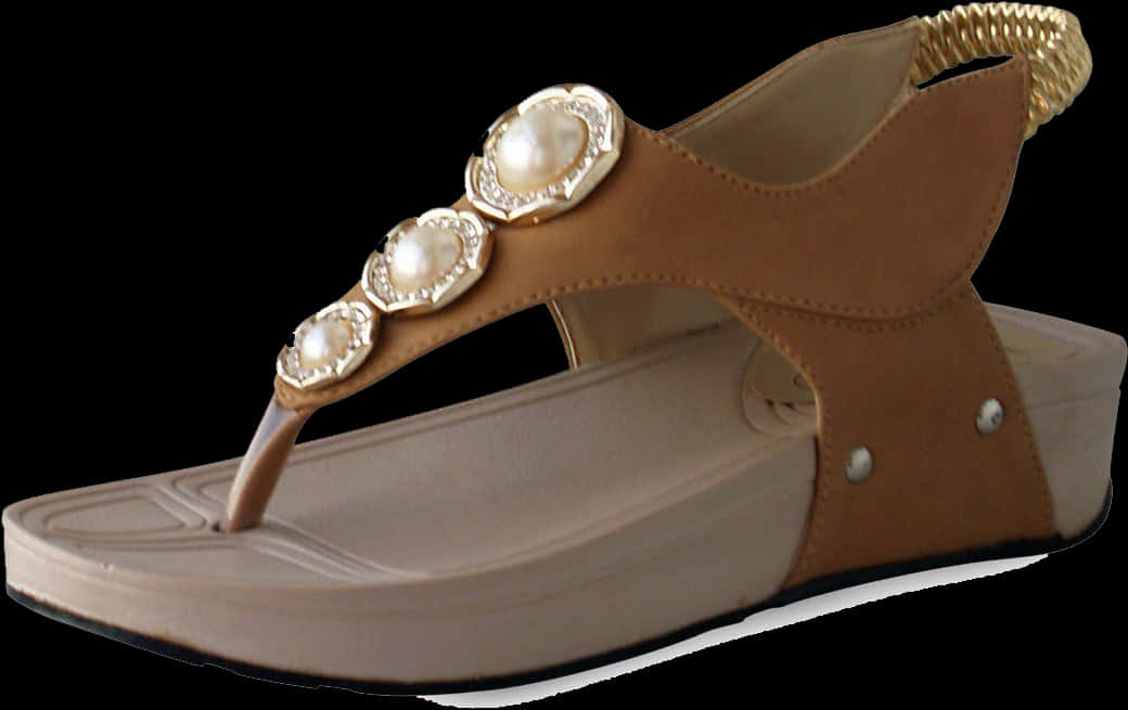 Sandals 桌布 壁紙 — 黑色背景上，一雙帶有珍珠裝飾和金色點綴的棕褐色楔形涼鞋。
