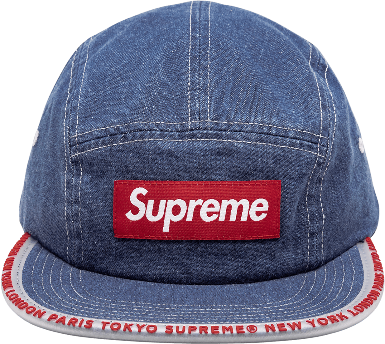 supreme 桌布 壁紙 — 黑色背景上，一頂牛仔布五片帽，帽沿周圍繡有紅色Supreme方框標誌和城市名稱。