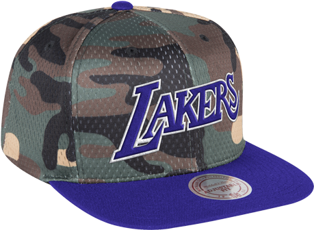 湖人 桌布 壁紙 — 黑色背景上，一頂迷彩圖案 snapback 帽，帶有紫色湖人隊標誌和相配的紫色帽檐。