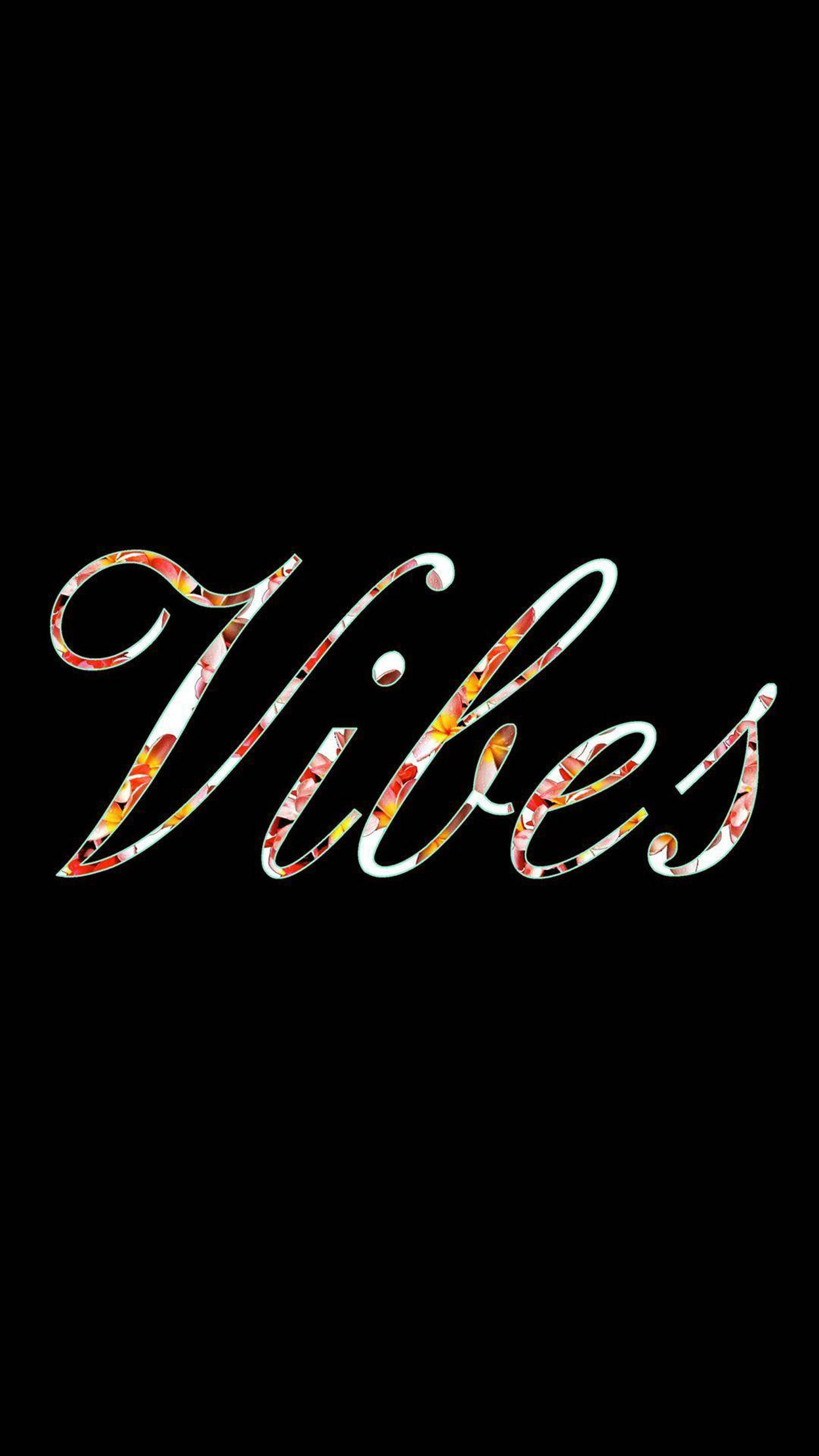 dope iPhone 桌布 壁紙 — 黑色背景上，以彩色花卉圖案填充的草書字體「Vibes」。