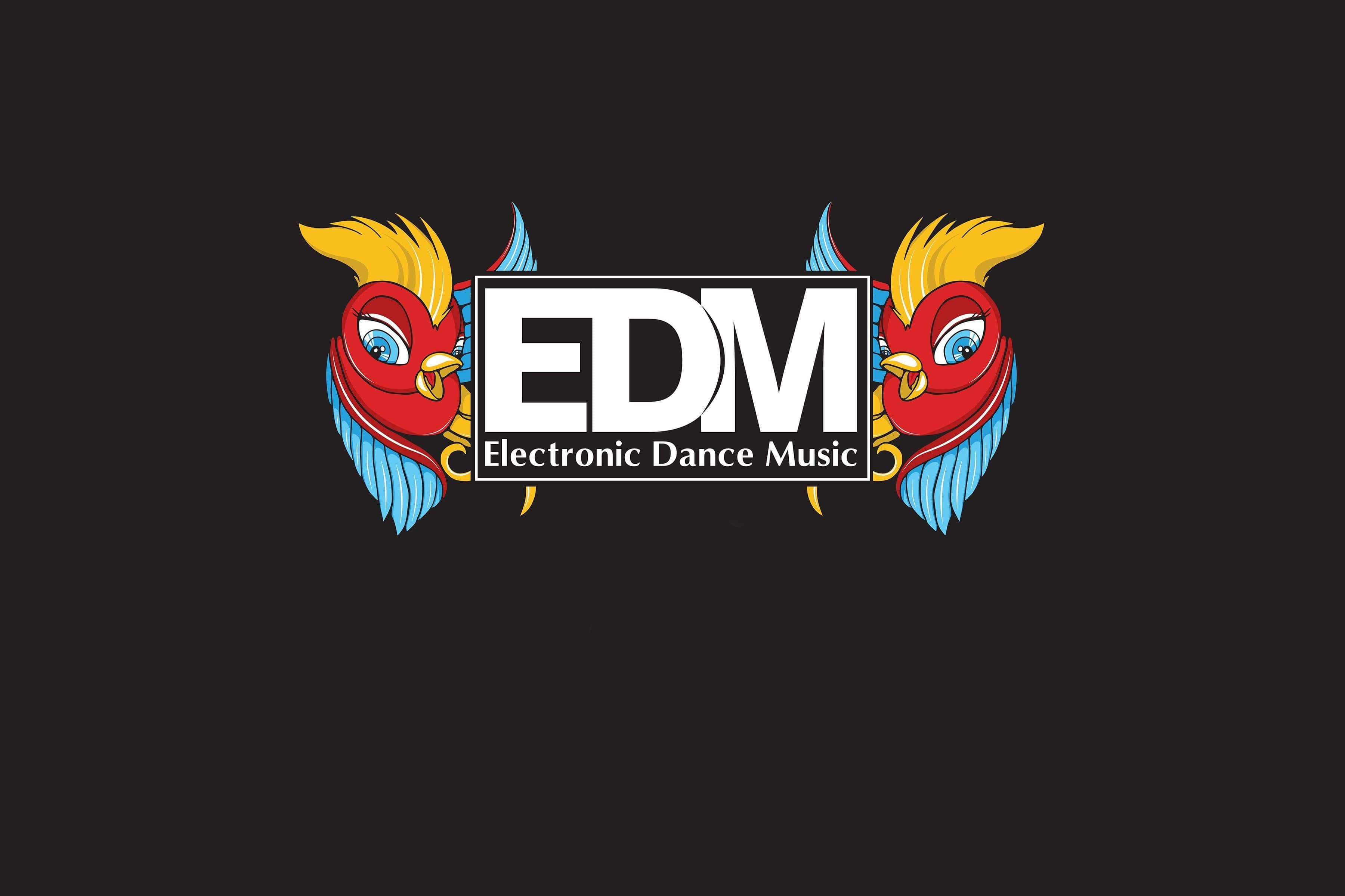 Electronic Dance Music 桌布 壁紙 — 黑色背景上，兩隻鮮紅色鳥類（藍色翅膀、黃色冠羽）左右夾著大膽的EDM標誌。