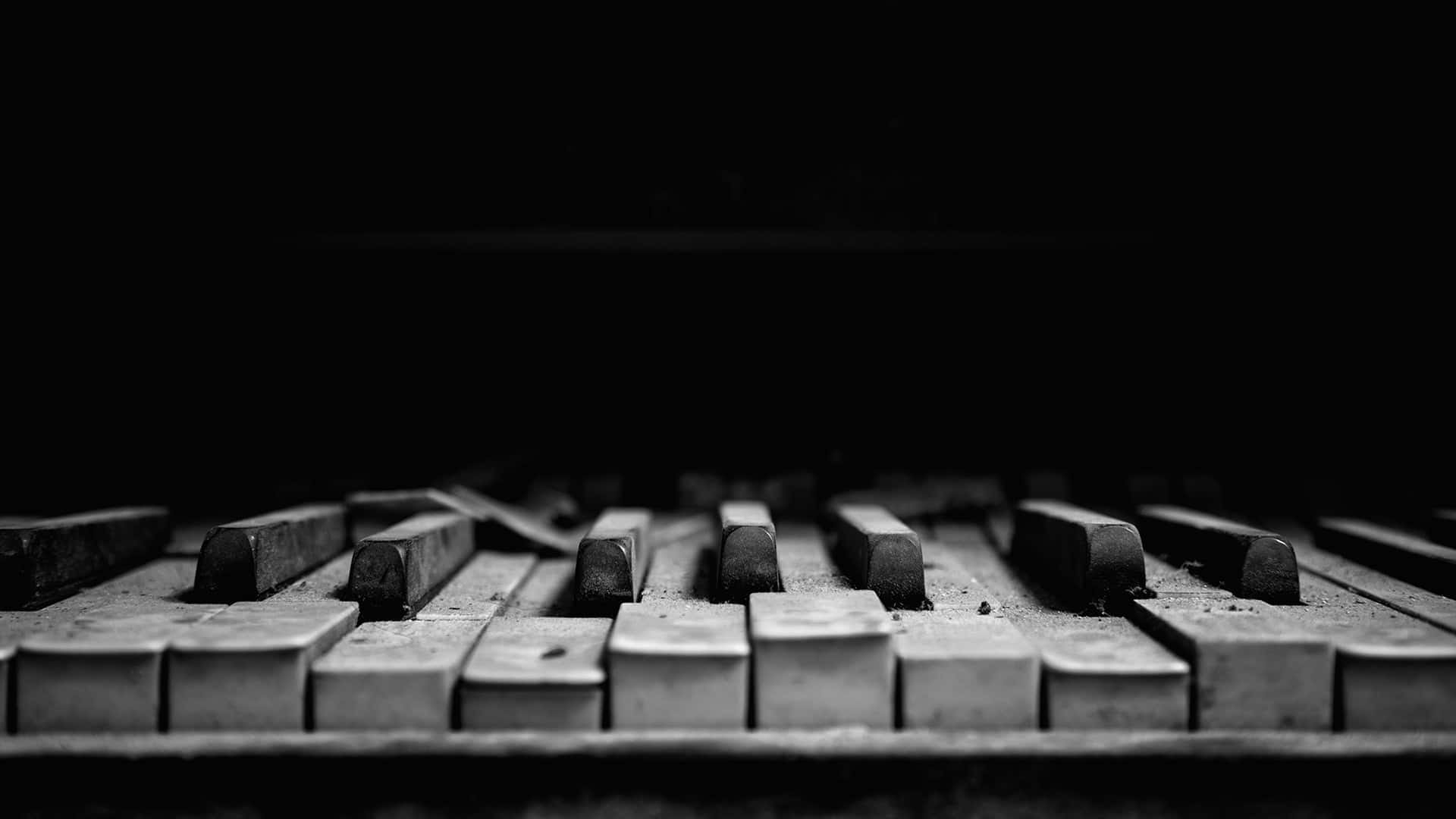 Black And White Music 桌布 壁紙 — 黑色背景上，單色佈滿灰塵的鋼琴琴鍵特寫，景深較淺。