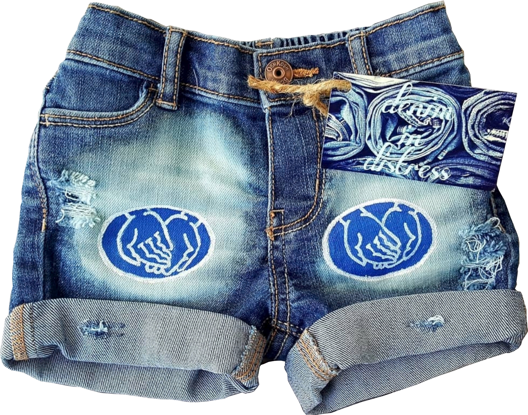 Jeans 桌布 壁紙 — 黑色背景上，帶有捲邊和藍色刺繡握手補丁的破舊牛仔短褲。