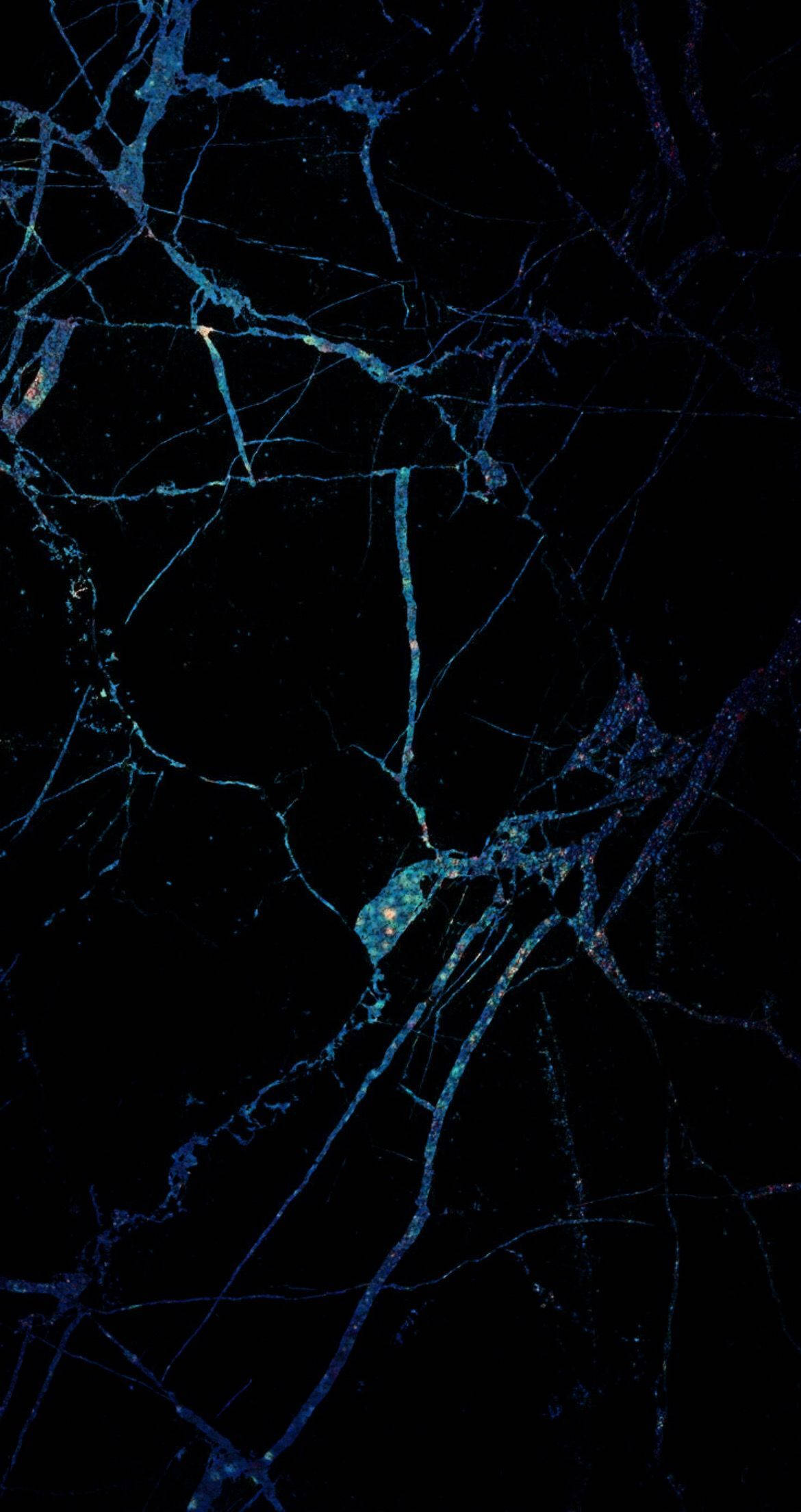Black Marble 4K 桌布 壁紙 — 黑色背景上，帶有發光礦物包裹體的深藍色紋理大理石特寫。