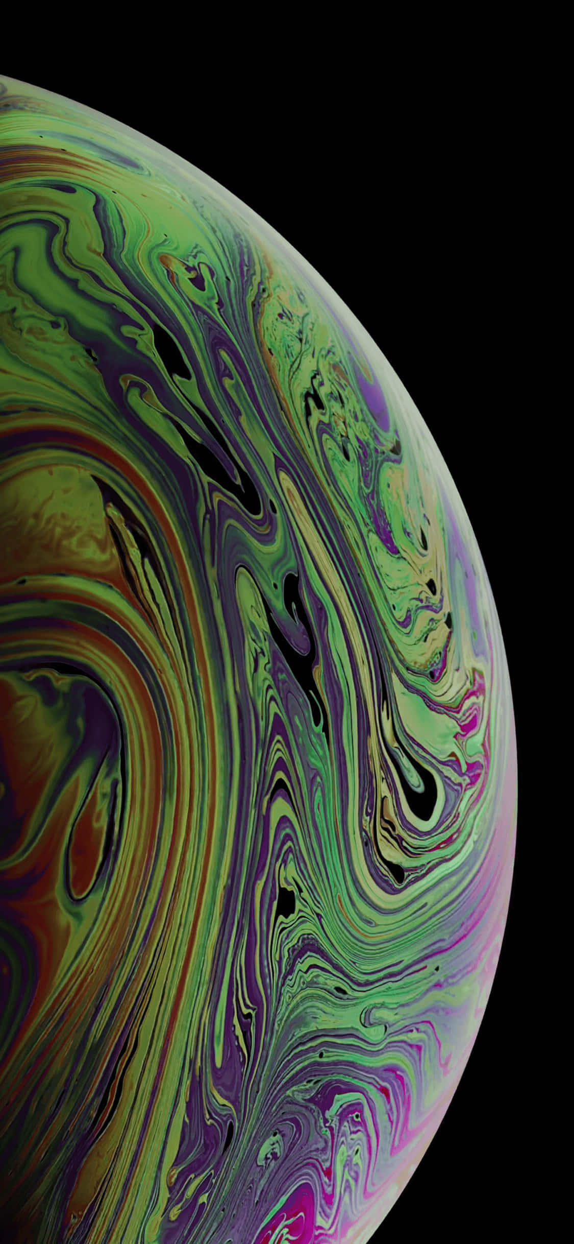 iPhone Xr Space 桌布 壁紙 — 黑色背景上，帶有綠色、紫色和金色漩渦的鮮豔彩虹色肥皂泡特寫。