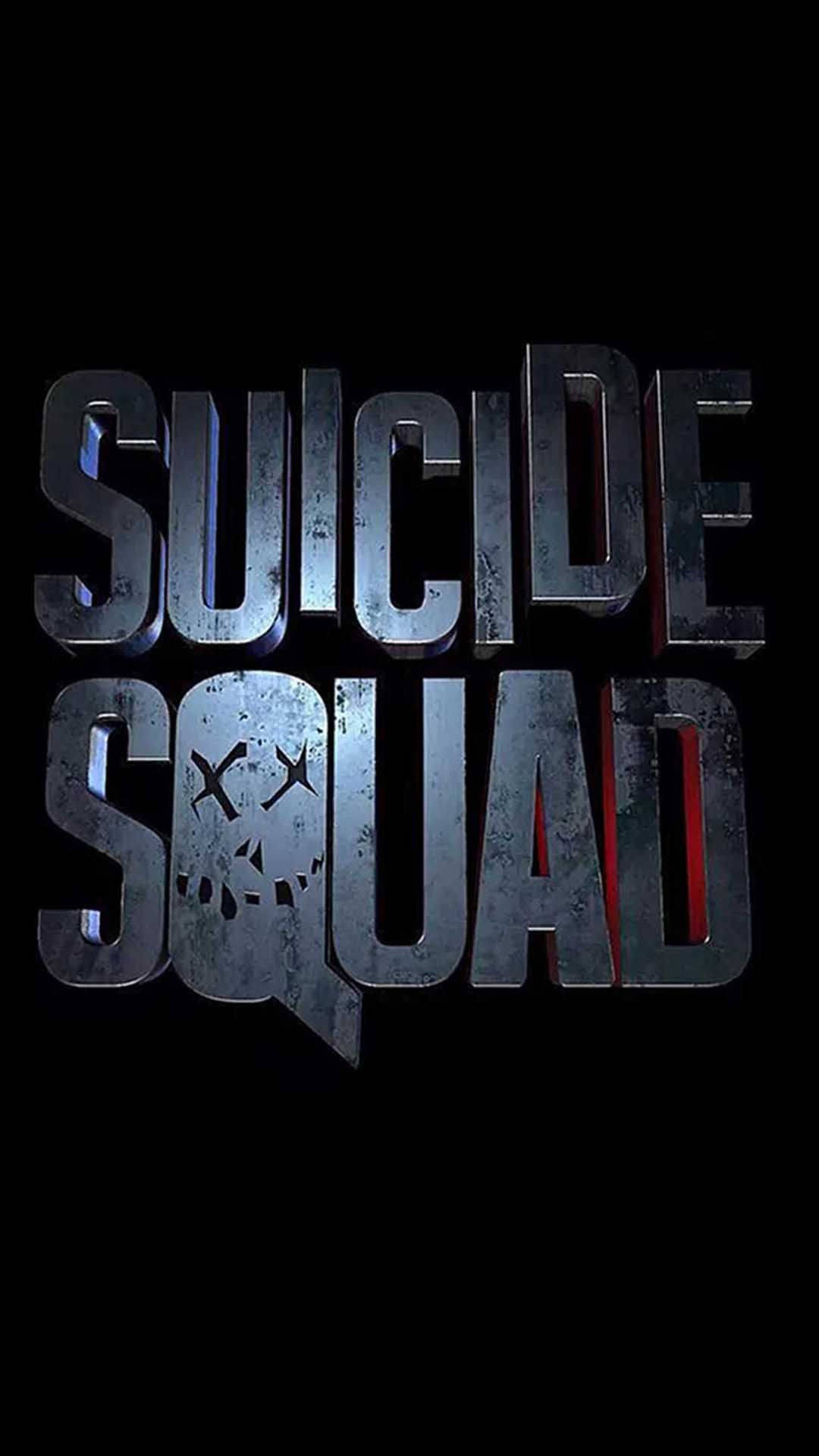 squad 桌布 壁紙 — 黑色背景上，帶有骷髏頭的「Suicide Squad」粗糙金屬標誌在「Q」中發光。