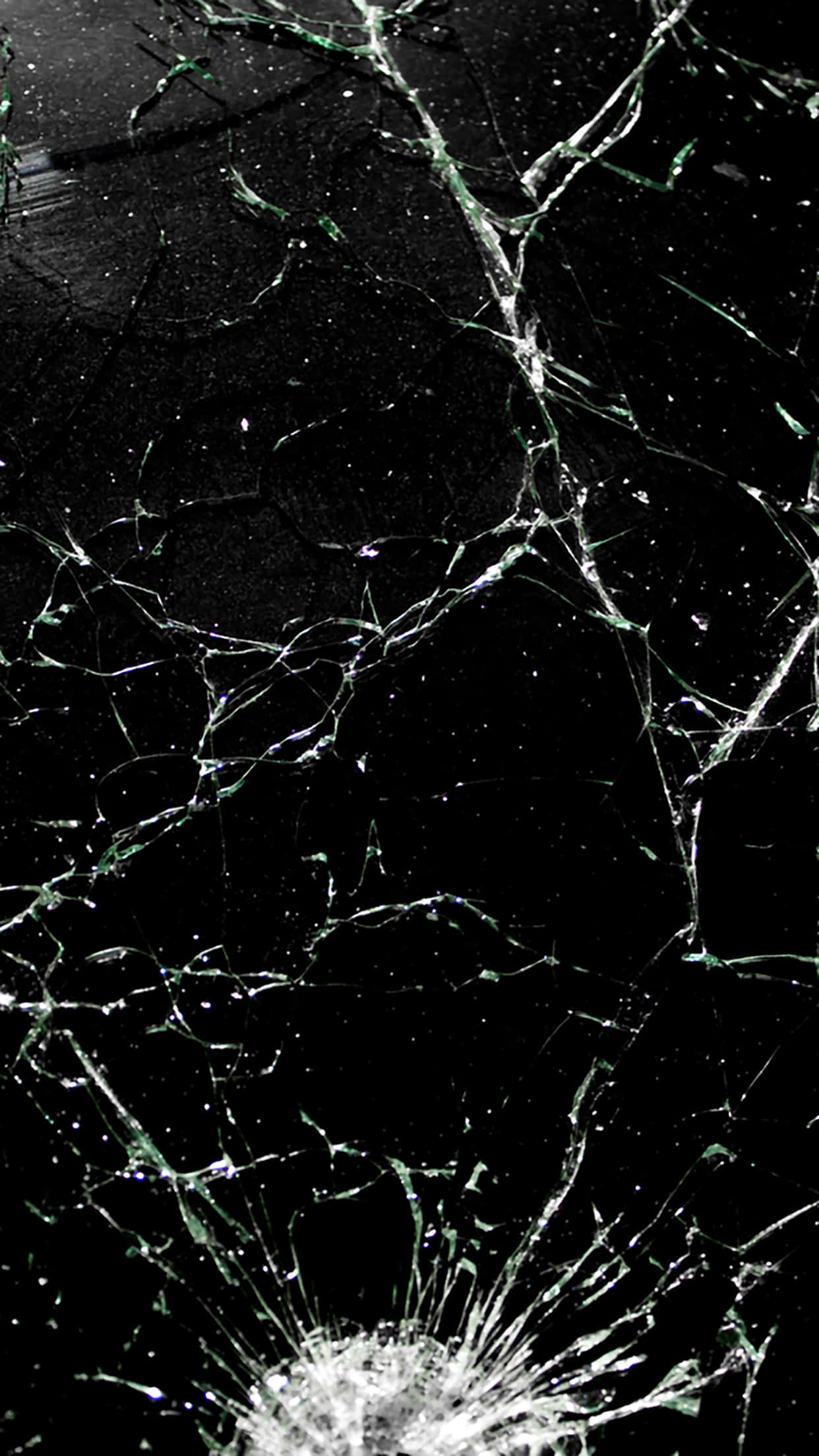 iPhone 桌布 壁紙 — 黑色背景上，從中央撞擊點放射出複雜裂紋的破碎玻璃表面。