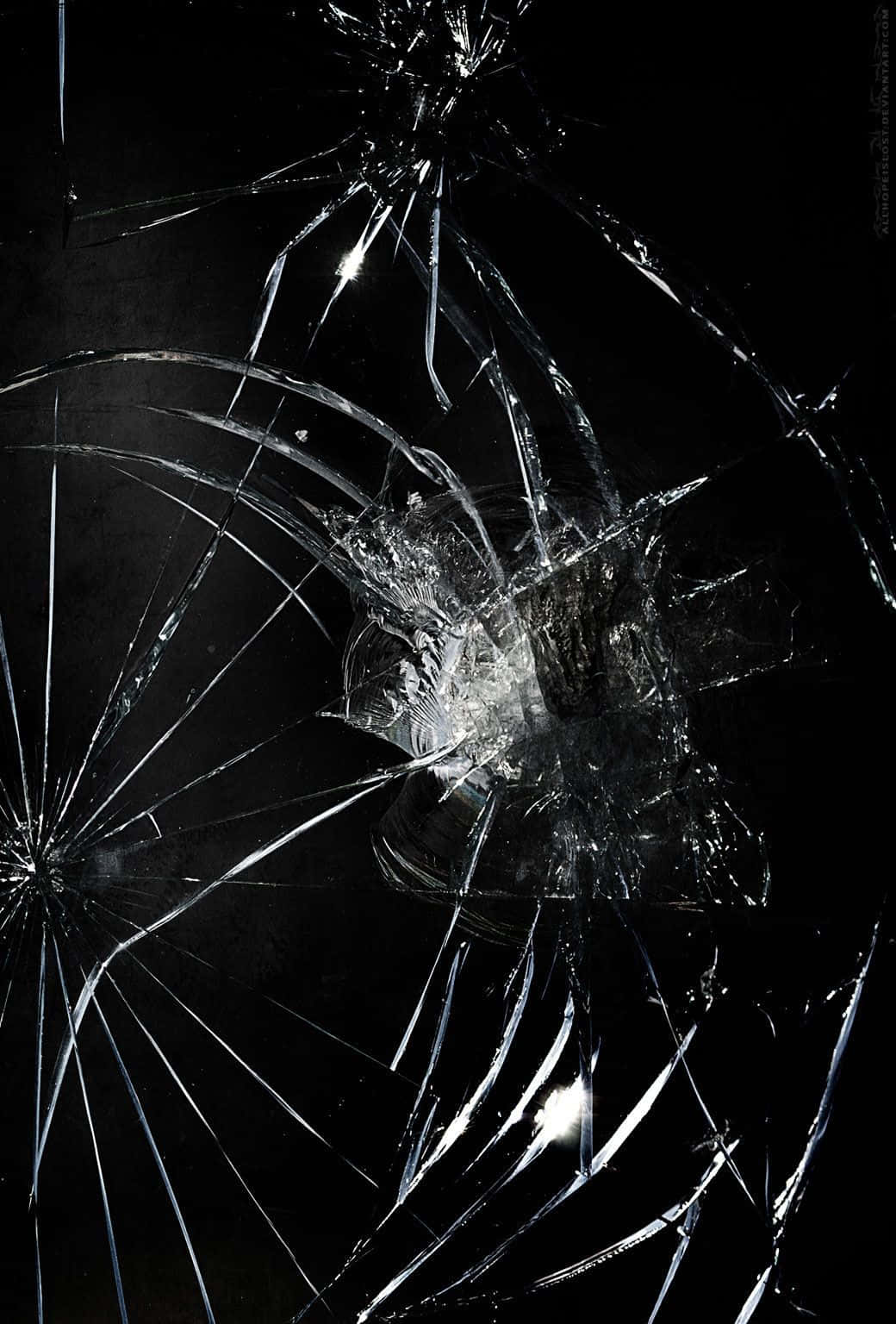 iPhone 桌布 壁紙 — 黑色背景上，從撞擊點放射出尖銳裂紋的碎玻璃特寫。