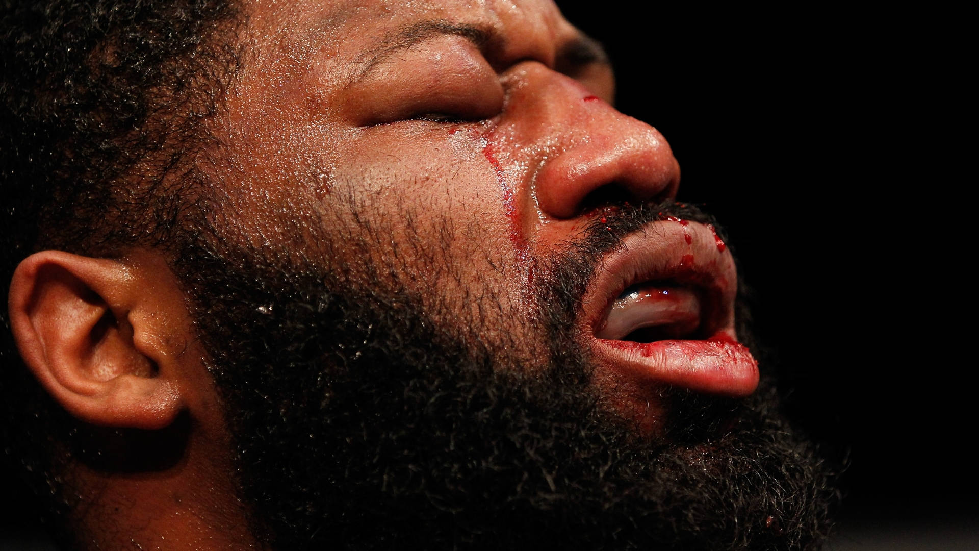 UFC 桌布 壁紙 — 黑色背景上，戰士的鼻子和嘴唇流血的臉部特寫。