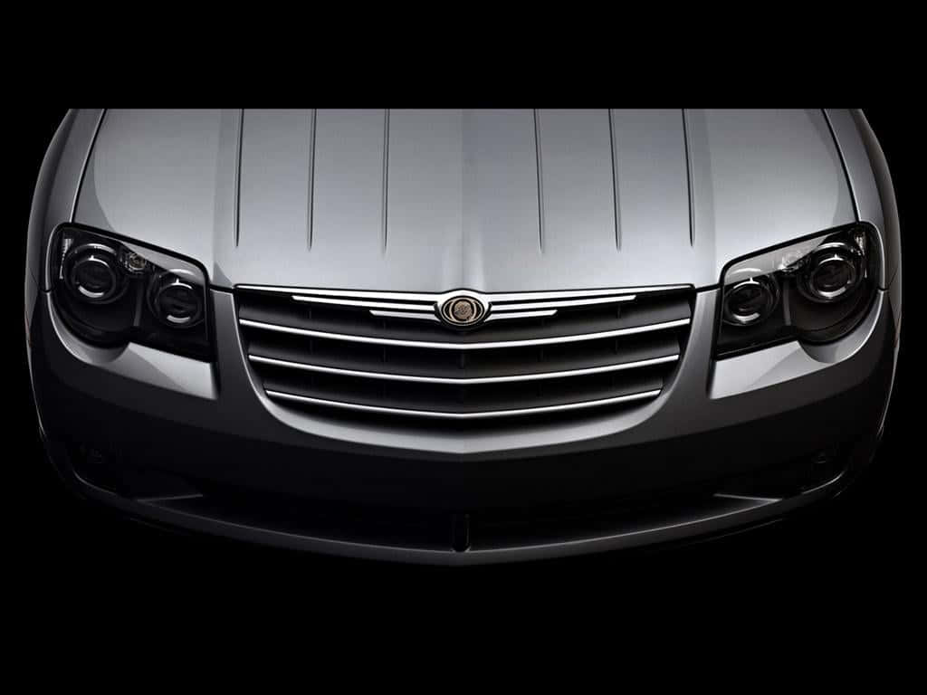 Chrysler Crossfire 桌布 壁紙 — 黑色背景上，時尚銀色汽車的前格柵和頭燈特寫。