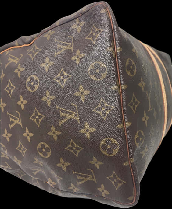 路易威登 桌布 壁紙 — 黑色背景上，棕色路易威登經典花紋帆布包的特寫，帶有金色標誌和棕褐色縫線。